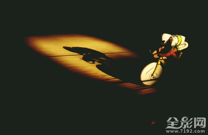 跟随摄影师一起探寻运动员背后的故事作文 摄影师跟着运动员跑图3