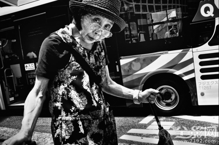 以独特的视角记录着城市角落发生的一切事件 以独特的视角写一篇游记图1