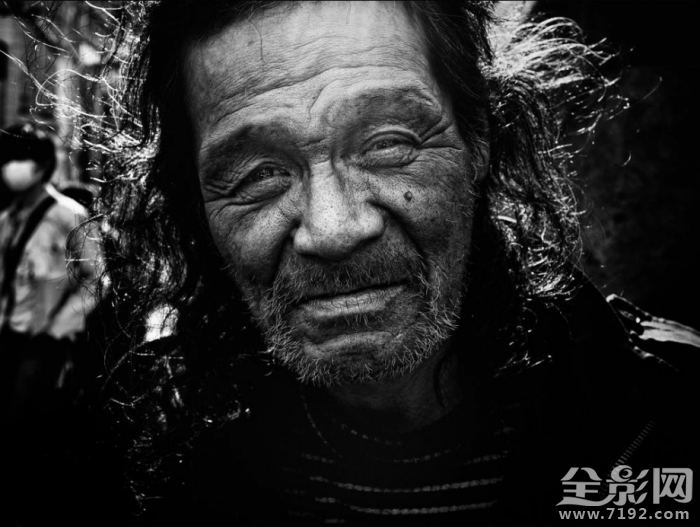 以独特的视角记录着城市角落发生的一切事件 以独特的视角写一篇游记