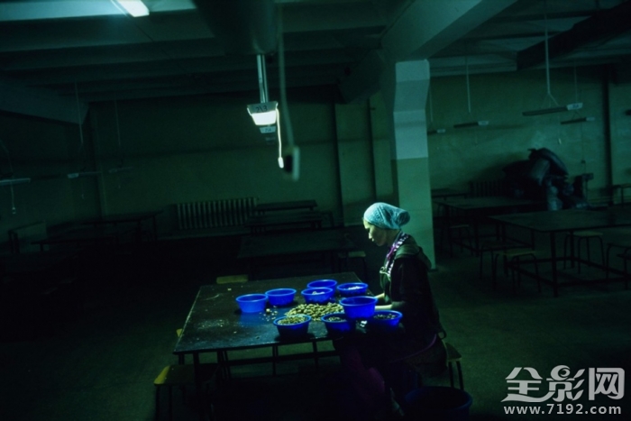 摄影师用镜头记录理想和现实间的鸿沟对吗 摄影师镜头下的我们的说说图2