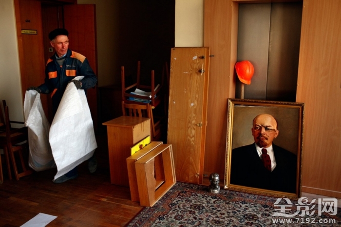 摄影师用镜头记录理想和现实间的鸿沟对吗 摄影师镜头下的我们的说说