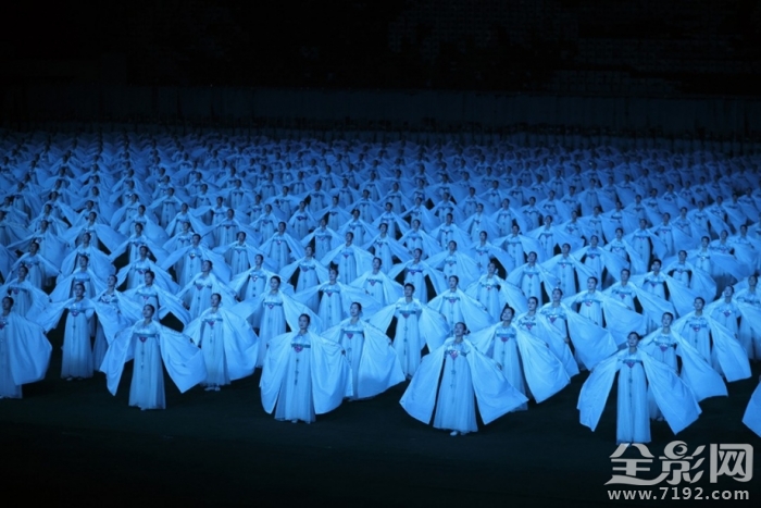 摄影师用镜头记录理想和现实间的鸿沟对吗 摄影师镜头下的我们的说说