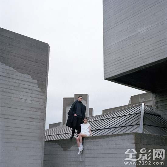 简约现代风格人像摄影图片 现代简约风格的照片图1