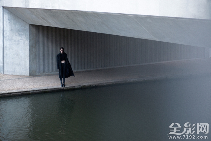 简约现代风格人像摄影图片 现代简约风格的照片