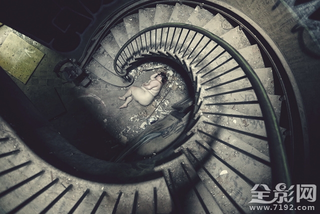 以废墟为背景拍摄黑暗风奇幻人像作品的电影 废墟摄影作品