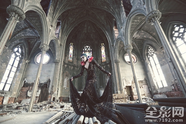 以废墟为背景拍摄黑暗风奇幻人像作品的电影 废墟摄影作品