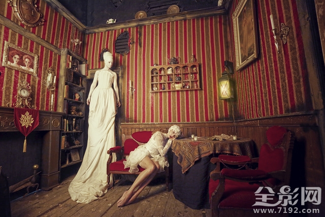 以废墟为背景拍摄黑暗风奇幻人像作品的电影 废墟摄影作品