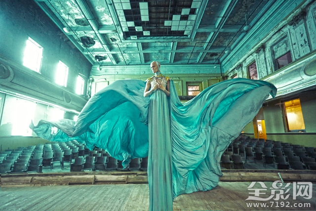 以废墟为背景拍摄黑暗风奇幻人像作品的电影 废墟摄影作品