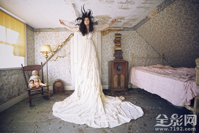 以废墟为背景拍摄黑暗风奇幻人像作品的电影 废墟摄影作品