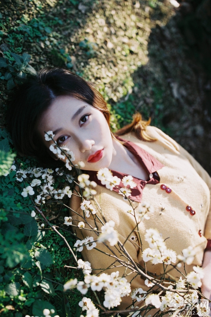 林深时见鹿,海蓝时见鲸,梦醒时见你 林深时见鹿,溪午不闻钟