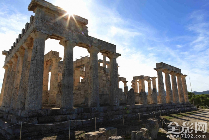 行走在蓝与白的天堂是什么歌 行走在蓝天白云间