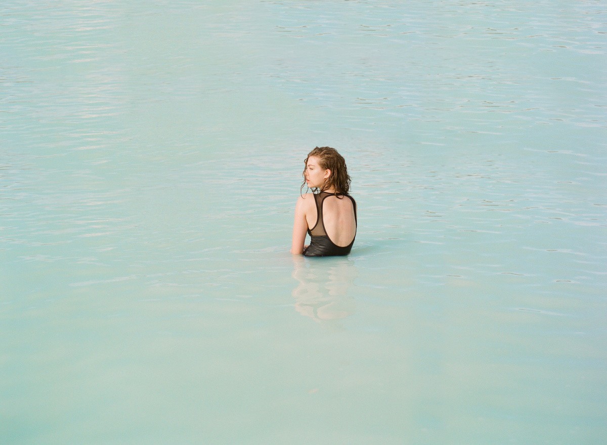 碧蓝海水图片 碧蓝之海衣服上的女孩是谁