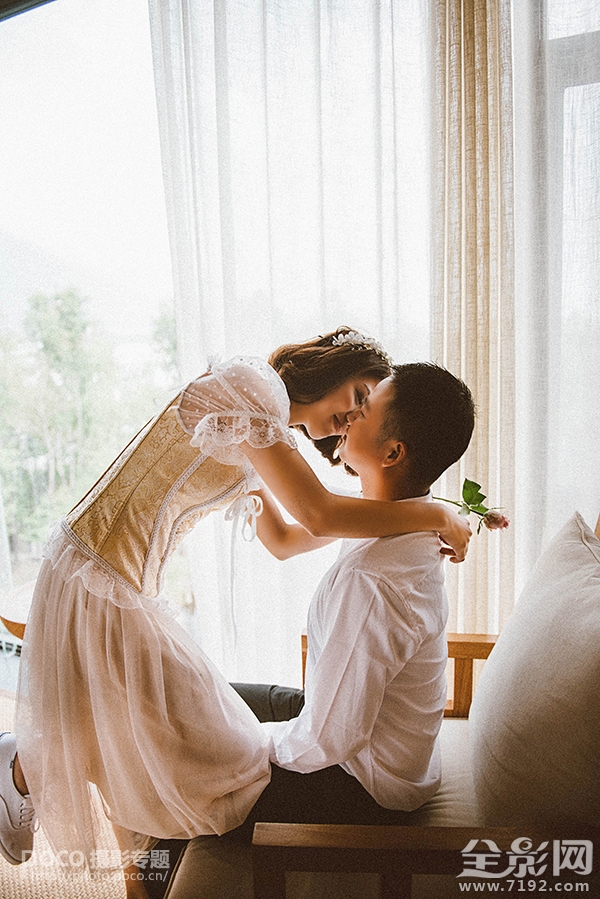 情侣拍照怎么摆姿势更自然 情侣拍照怎么拍好看姿势图1