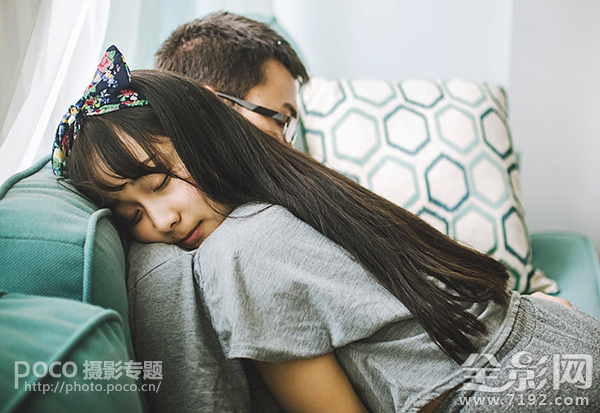 情侣拍照怎么摆姿势更自然 情侣拍照怎么拍好看姿势图2