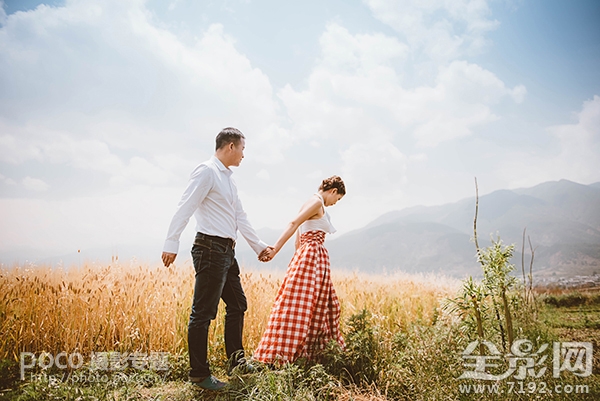情侣拍照怎么摆姿势更自然 情侣拍照怎么拍好看姿势