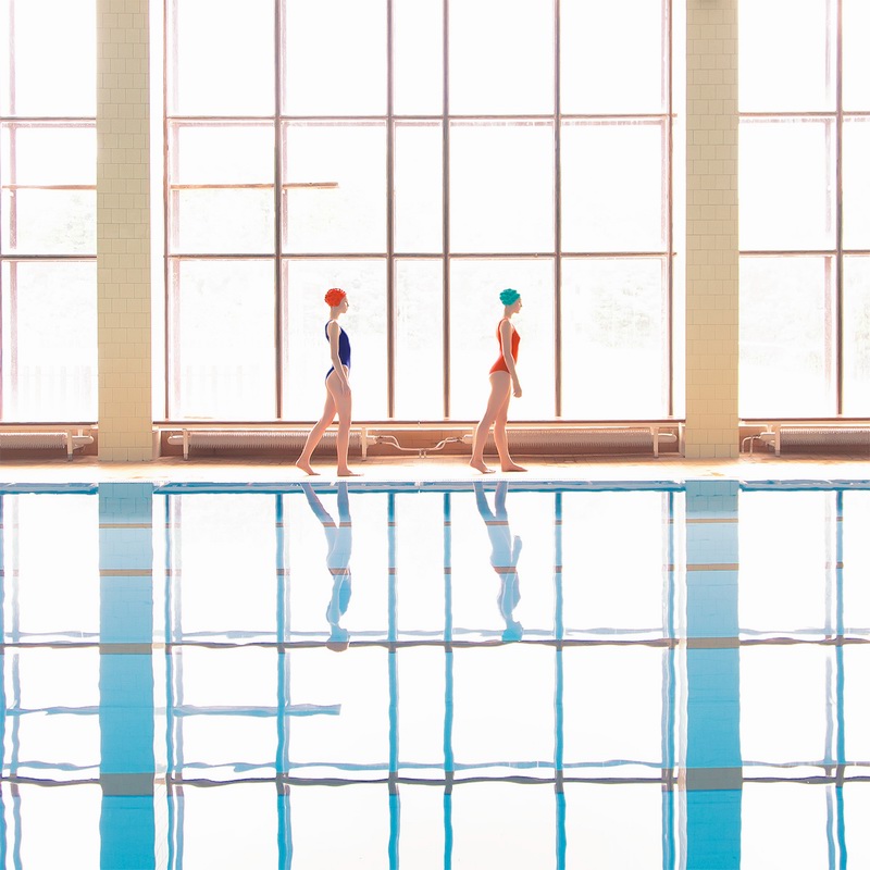 彩色泳池图片 彩色泳池绘本图2