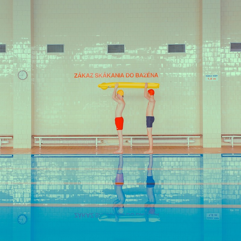 彩色泳池图片 彩色泳池绘本图1