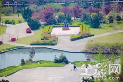 花动一山春色所描绘的情景 花动一山春色的翻译图3