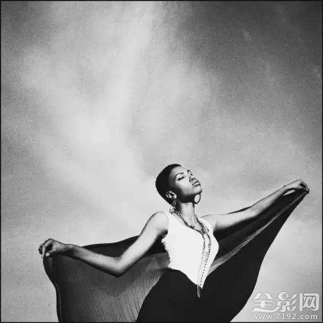 俄罗斯女摄影师黑白魅惑人像图片 俄国有名气女性摄影师照片图1