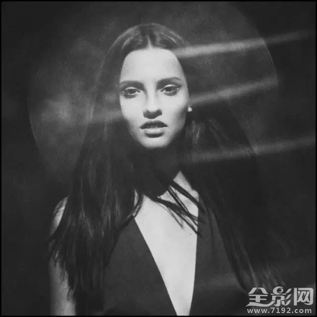 俄罗斯女摄影师黑白魅惑人像图片 俄国有名气女性摄影师照片
