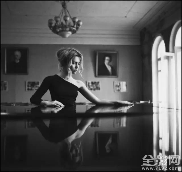 俄罗斯女摄影师黑白魅惑人像图片 俄国有名气女性摄影师照片