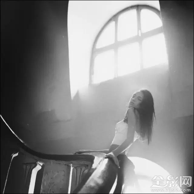 俄罗斯女摄影师黑白魅惑人像图片 俄国有名气女性摄影师照片