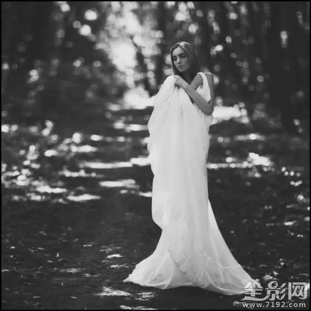 俄罗斯女摄影师黑白魅惑人像图片 俄国有名气女性摄影师照片