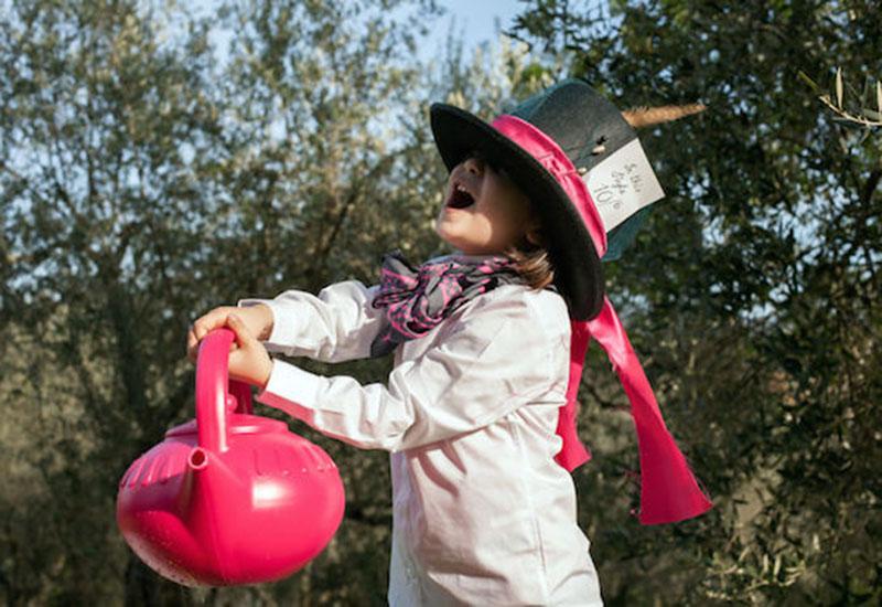 把女儿拍成了世界名画 把女儿打扮成妈妈喜欢的样子