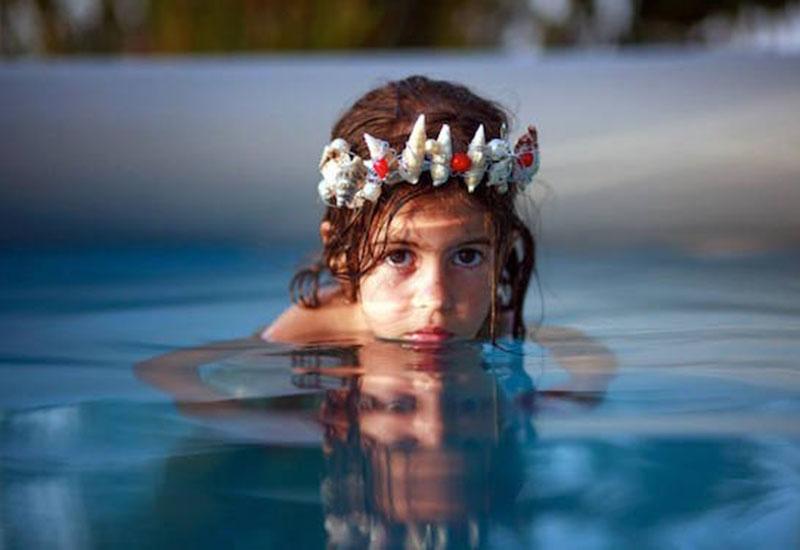 把女儿拍成了世界名画 把女儿打扮成妈妈喜欢的样子