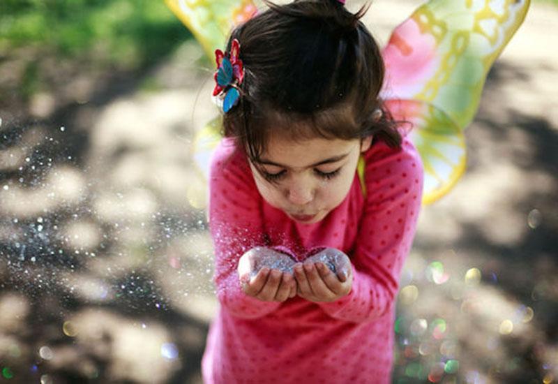 把女儿拍成了世界名画 把女儿打扮成妈妈喜欢的样子