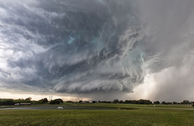 雷雨胞和超级闪电图片 超级雷暴恐怖的是什么