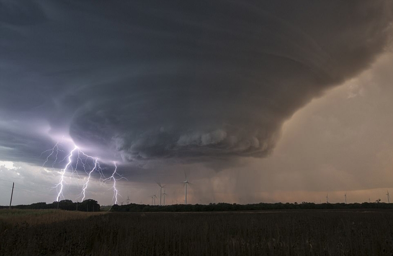 雷雨胞和超级闪电图片 超级雷暴恐怖的是什么
